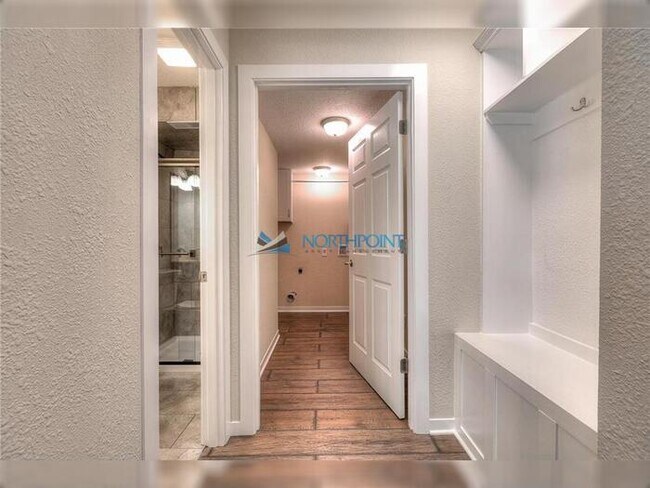 Building Photo - 4 bedrooms, 3 baths gorgeous Parkville home