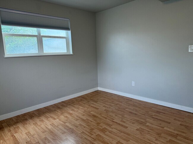 Building Photo - Spacious 3 Bedroom Home with Large Yard & ...
