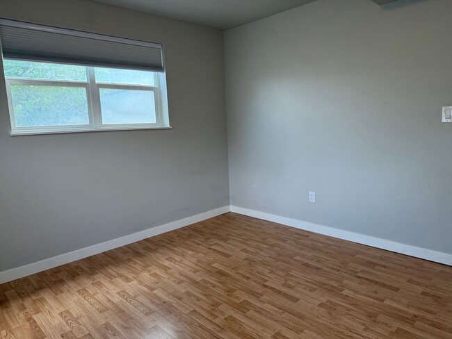 Building Photo - Spacious 3 Bedroom Home with Large Yard & 2-Car Garage