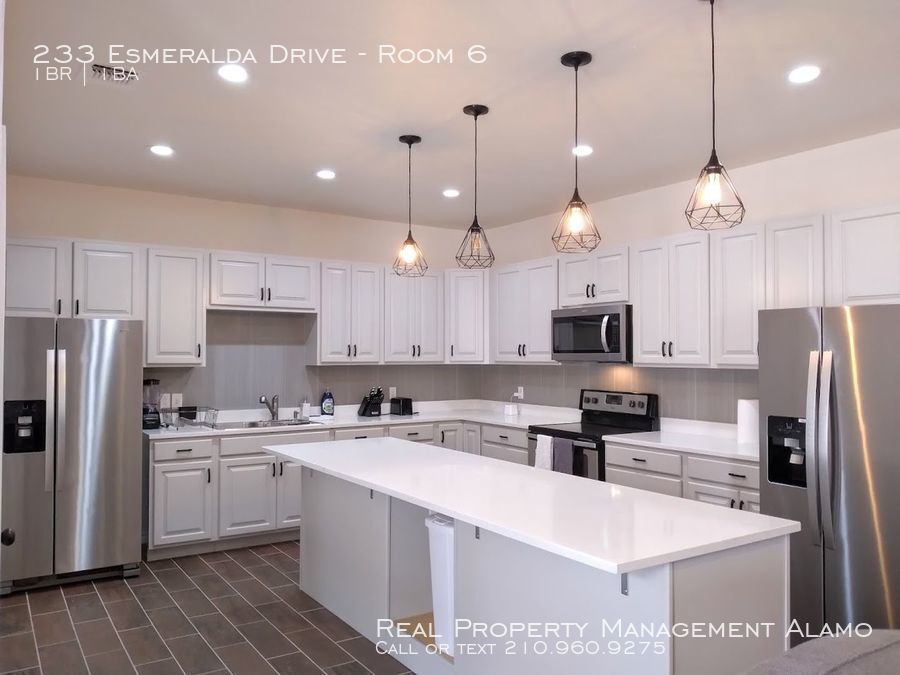 Building Photo - 233 Esmeralda Dr