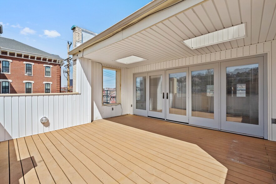 Deck - 2500 Sarah St