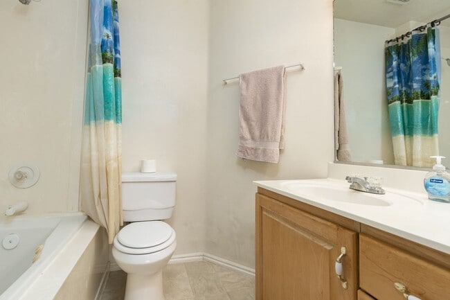 Building Photo - Scenic View Community two-story townhouse ...