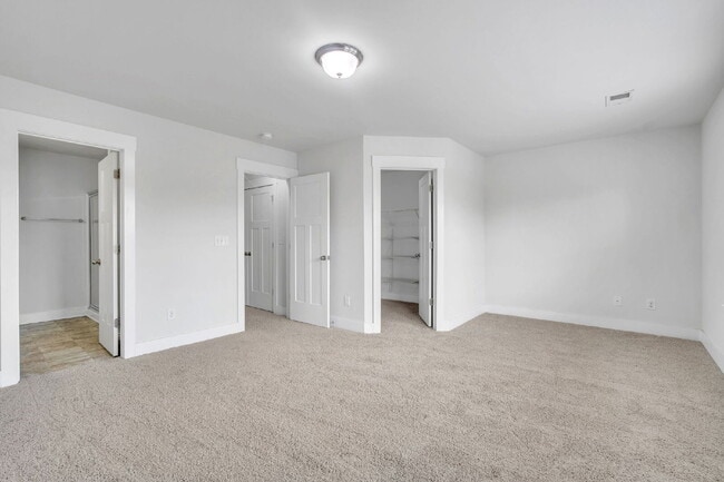 Building Photo - Stylish 3BR/2.5BA END-UNIT Townhome with Garage in Camelot Townes! $1,650/mo rent