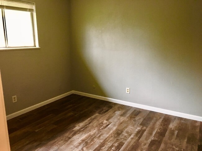 Building Photo - 1337 W Jeth Ct