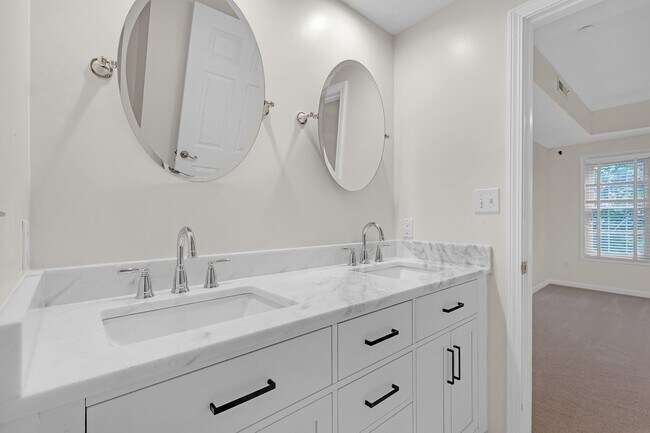 Building Photo - Gated Community In The Heart of Buckhead.