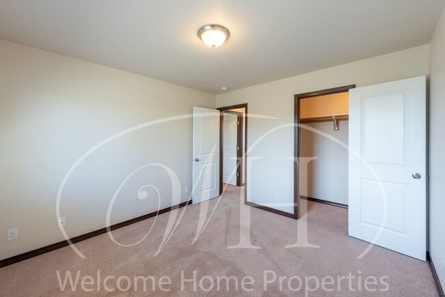 Building Photo - Newer Large Home in Great Neighborhood wit...