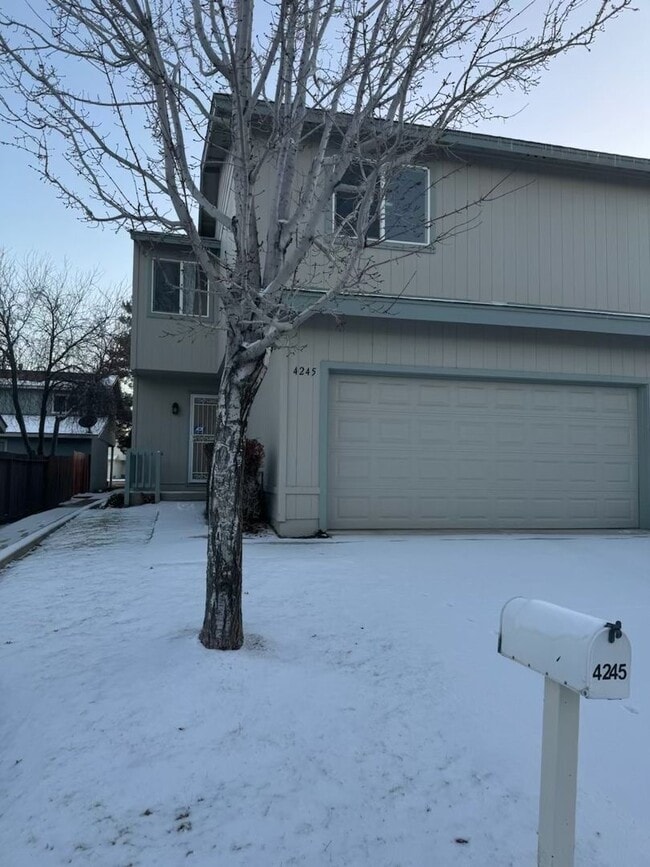 Building Photo - Townhouse in Carson for rent $2300 a month, 3 Bedroom, 2.5 baths, water/sewer paid by owner