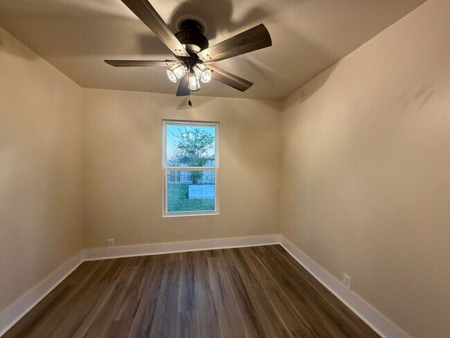 Building Photo - FIRST FLOOR UNIT WATER AND ELECTRICITY PAID!