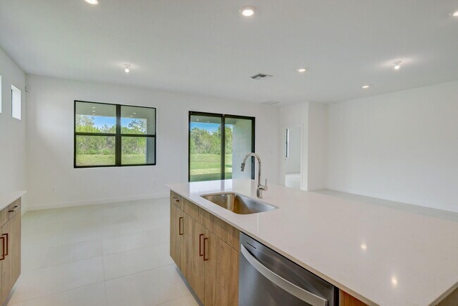 Building Photo - 5946 SE Sky Blue Cir