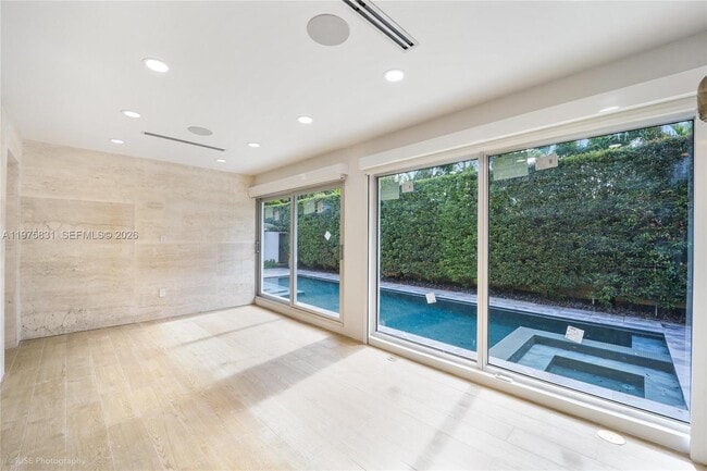 Building Photo - 555 NE 52nd Terrace