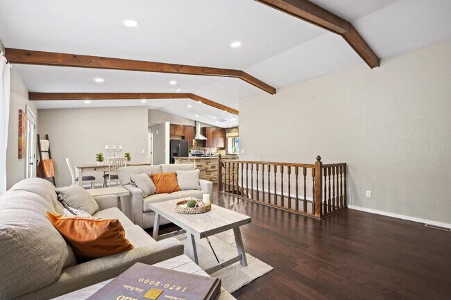 Building Photo - "Spacious 5-Bedroom Haven with 3 Full Bath...