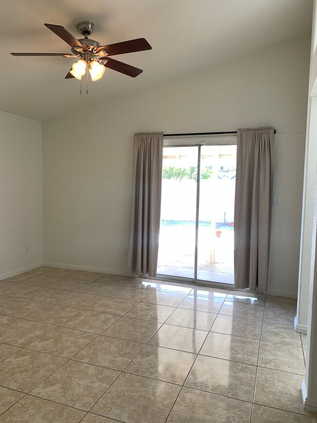 Building Photo - Beautiful home in SW Bakersfield W/Solar a...