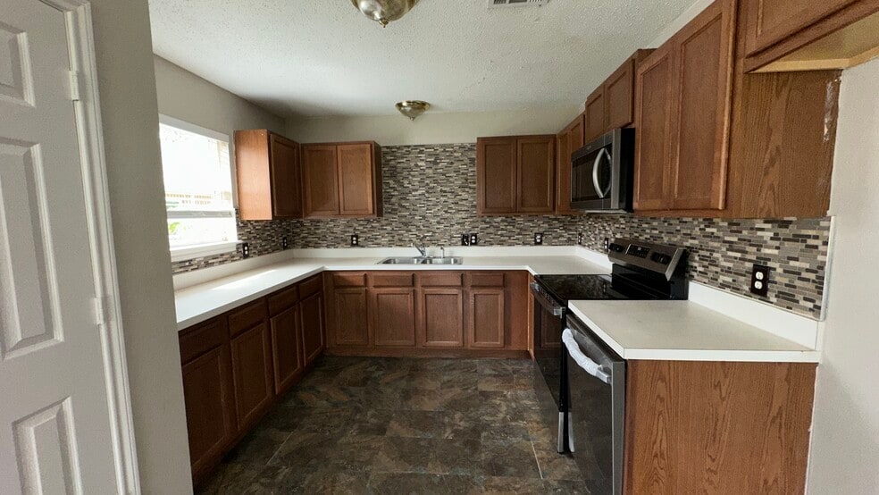 Building Photo - 7929 Hull Ave