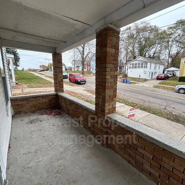 Building Photo - 537 Eastern Ave NE