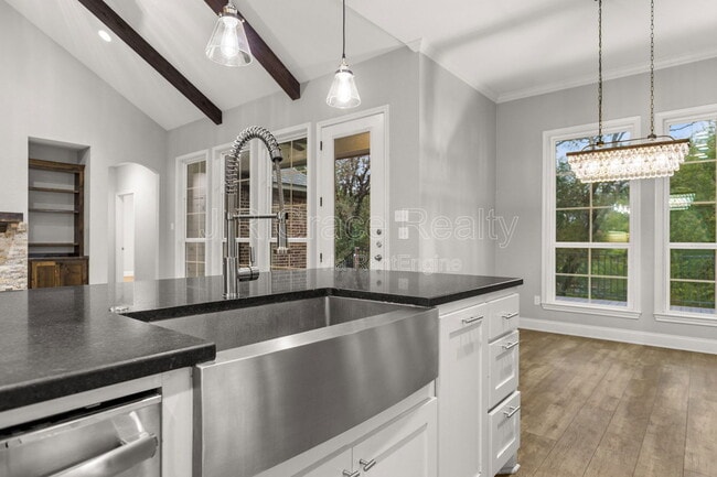 Building Photo - 19 N Shore Cir