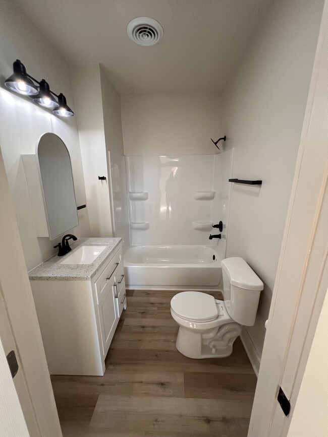 Master bath - 619 W Spring St