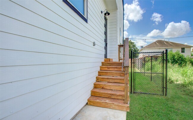 Building Photo - 4916 Sunbeam St