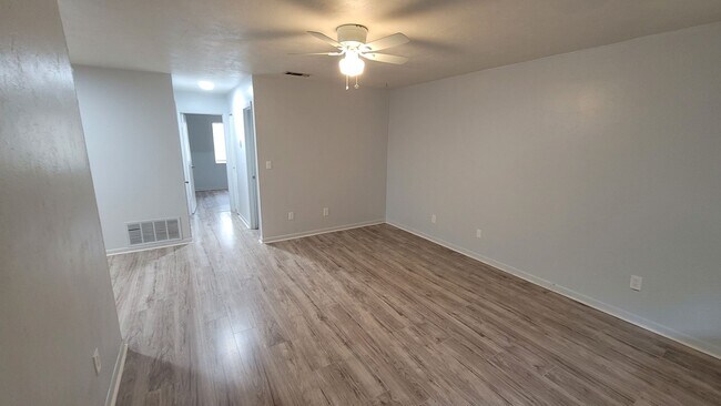 Building Photo - 405 NE 42 Pl