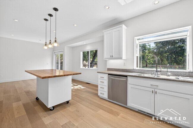 Building Photo - 9400 Chalk Hill Rd