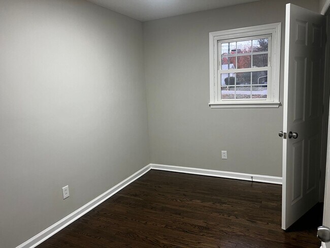 Building Photo - 824 Strawberry Ln