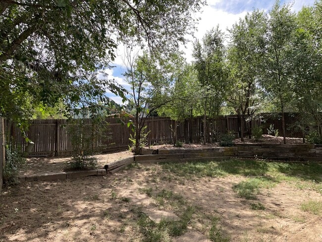 Building Photo - 3 Bedroom Home Right Off the Powers Corrid...