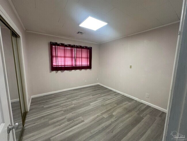 Building Photo - 2833 Bellview Ave