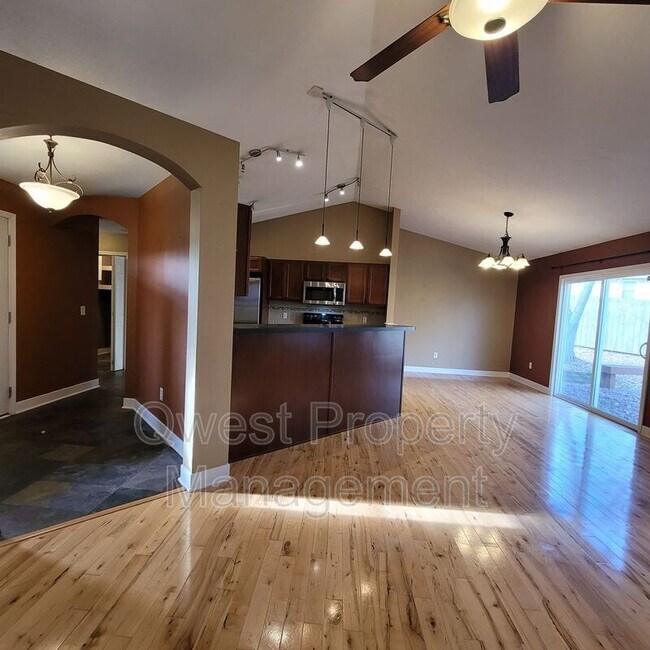 Building Photo - 79 River St