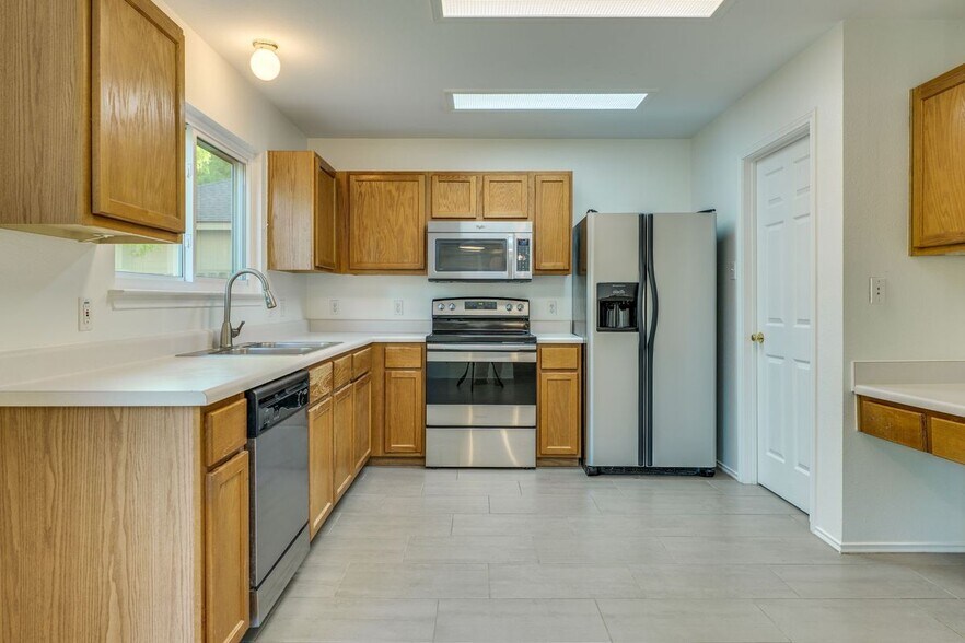 Building Photo - 162 Madisons Way
