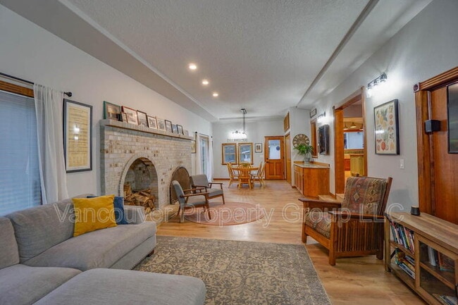 Building Photo - 745 S 21st Pl