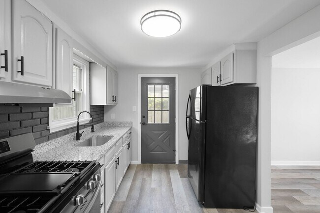 Building Photo - Charming 2 bedroom home in Versailles available August 1!