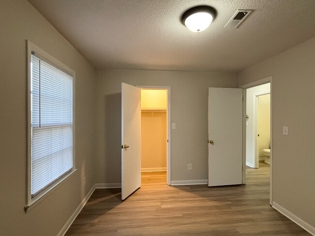 Building Photo - 1309 Ireland Dr