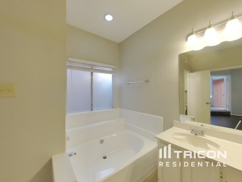 Building Photo - 6629 Queensclub Dr