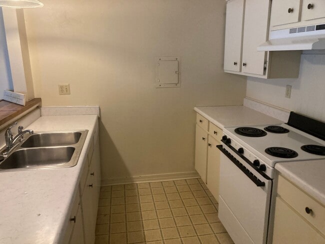 Building Photo - 2 Bed / 1 Bath – Terrace Gardens Condominiums
