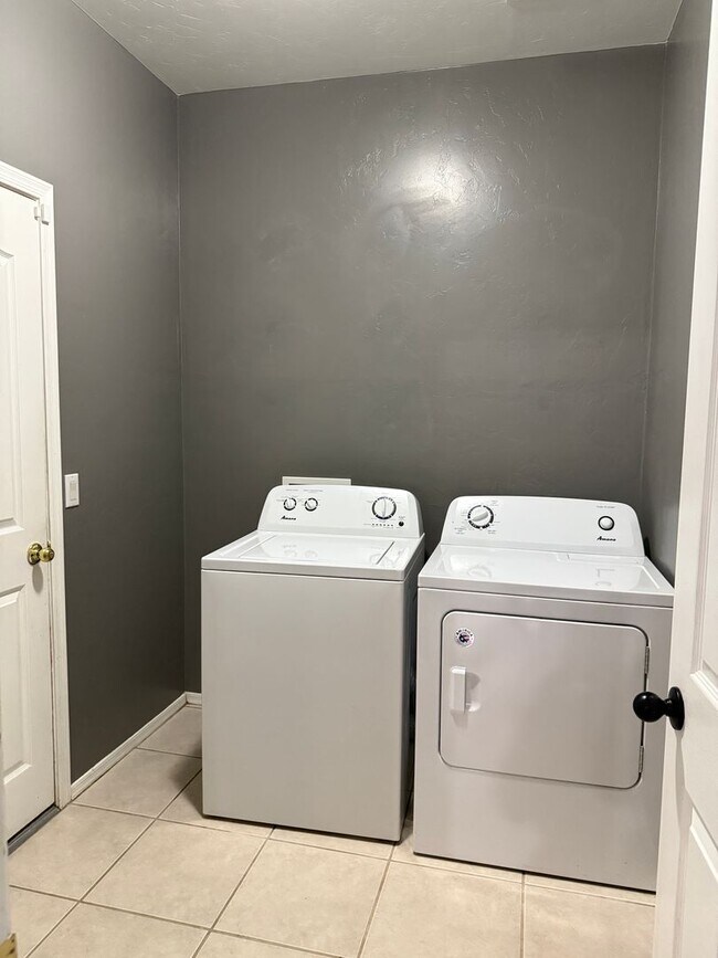 Building Photo - Beautiful 3-bed, 2-bath corner lot home in the desirable Riverhaven Community