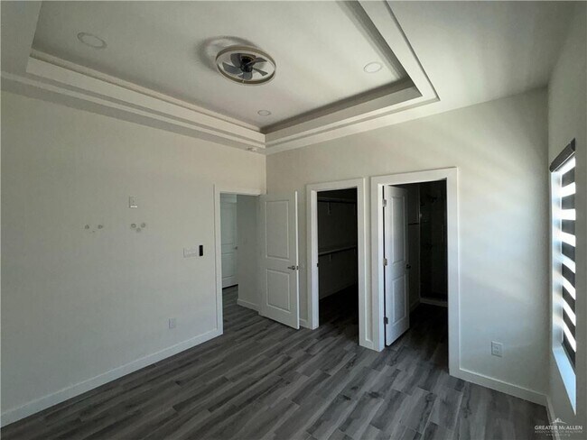 Building Photo - 11 E Iris Ave