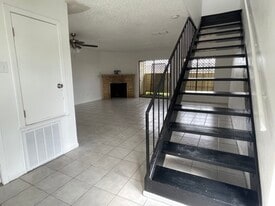 Building Photo - 2310 Capitan Dr