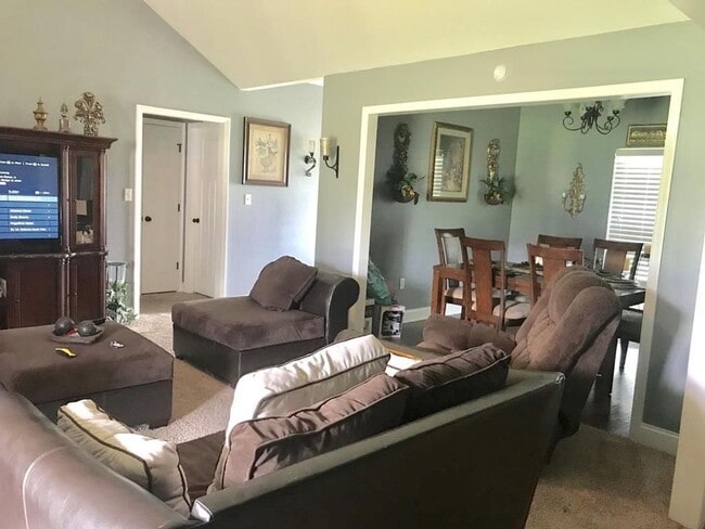 Building Photo - Spacious 3BR/2BA Home in Miller Farms with...