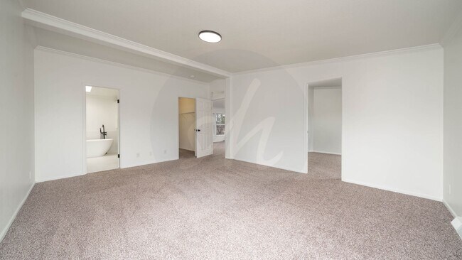 Building Photo - Spacious 4 Bedroom Near Woodman & Black Fo...