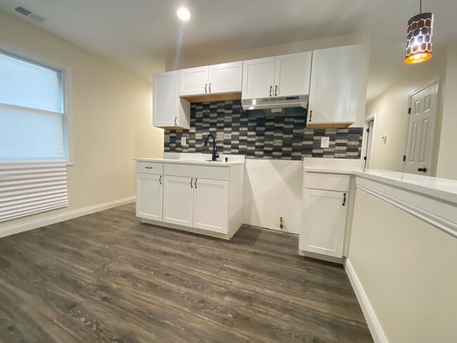 Building Photo - Newly Renovated 3 Bedroom Home With Centra...