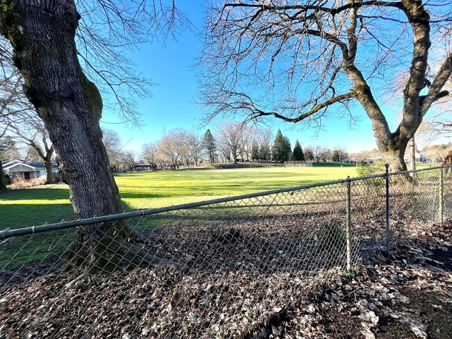 Building Photo - Huge House next to Irving Park with Fully ...