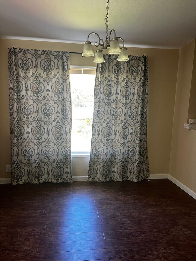 Building Photo - Spacious 3 bed/2bath in Town, Month-to-Month or long term lease.