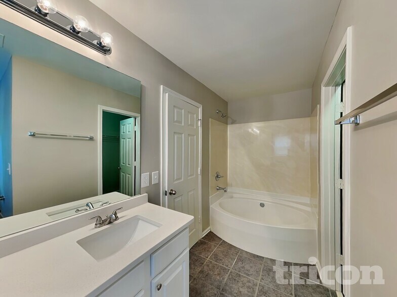 Building Photo - 10247 Hugue Way