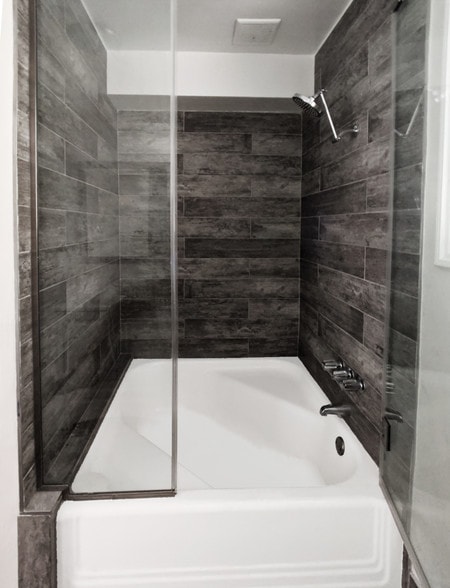 Shower/Tub - 7677 Hollywood Blvd