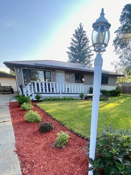 Building Photo - 817 Hiawatha Dr