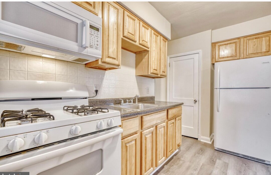 Building Photo - 1035 Arncliffe Rd