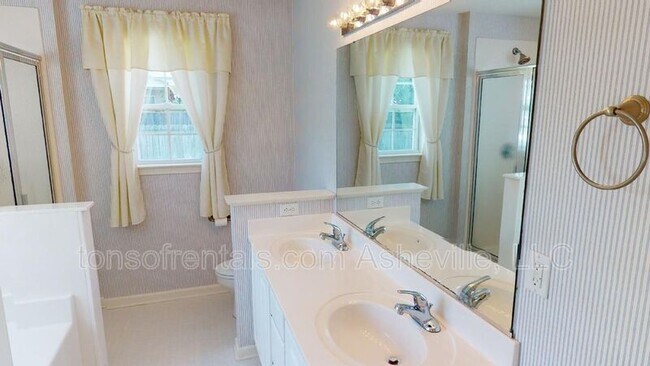 Building Photo - 342 Meadow Pathway Dr