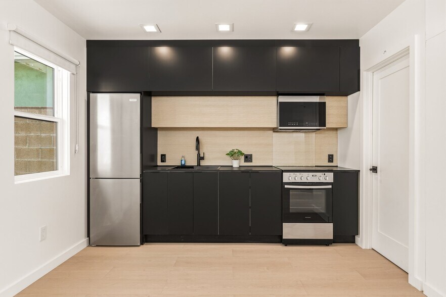 Building Photo - 6470 W 85th Pl