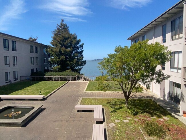 Building Photo - View of the Bay, Studio Condo Available No...