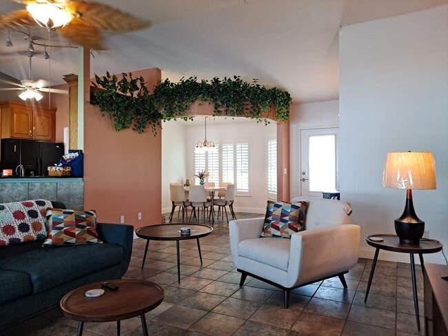 Building Photo - 3208 Royal Palm Dr