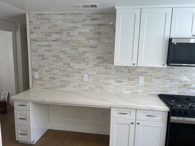 Building Photo - 2134 Wayside St